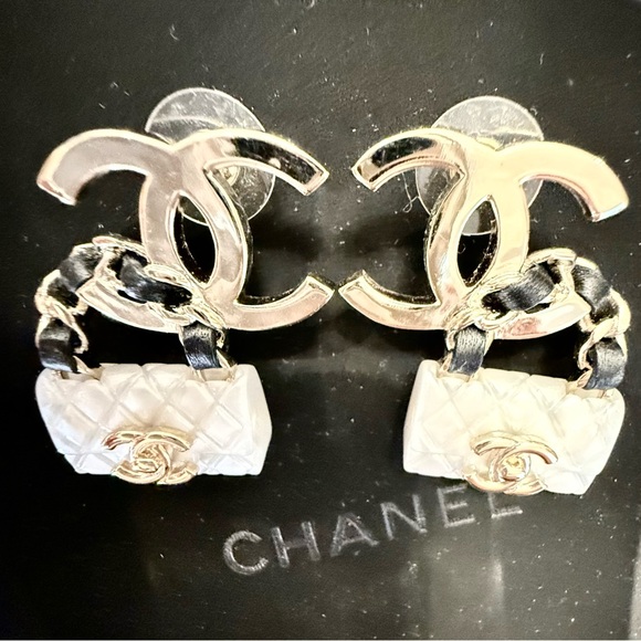 Chanel white signature flap bag dangling earrings. - Picture 8 of 10